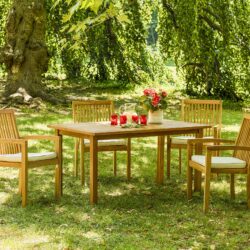 Das Set Java von Teak-It besteht aus einem Tisch und 4 stapelbaren Sesseln, die Beschläge und Verbindungen bzw. Schrauben der Stühle sind aus Messing.
