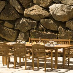Das Set Oxford, bestehend aus einem Tisch, einer großen Sitzbank und 5 Sesseln ist jetzt im Onlineshop von Teak-It erhältlich.